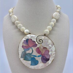 Vintage 1970’s Lee Sands Mother of Pearl Necklace‎ with Floral Pendant